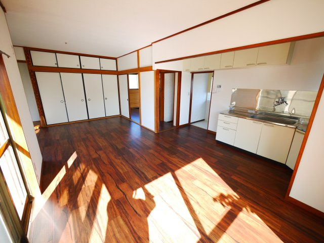 八街市八街ろ　中古戸建の居間・リビング|内外リフォーム済み令和7年6月  ユニットバス リビング約15.2帖 車庫1台高さ制限1.6m以下