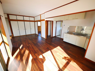 【居間・リビング】 | 八街市八街ろ　中古戸建 | 内外リフォーム済み令和7年6月  ユニットバス リビング約15.2帖 車庫1台高さ制限1.6m以下