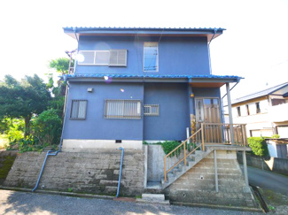 【外観】 | 八街市八街ろ　中古戸建 | 内外リフォーム済み令和7年6月  ユニットバス リビング約15.2帖 車庫1台高さ制限1.6m以下