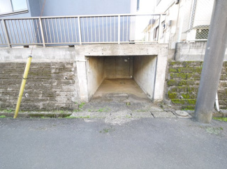 【駐車場】 | 八街市八街ろ　中古戸建 | 内外リフォーム済み令和7年6月  ユニットバス リビング約15.2帖 車庫1台高さ制限1.6m以下