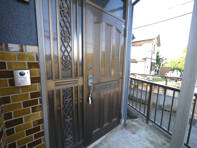 八街市八街ろ　中古戸建の玄関|内外リフォーム済み令和7年6月  ユニットバス リビング約15.2帖 車庫1台高さ制限1.6m以下