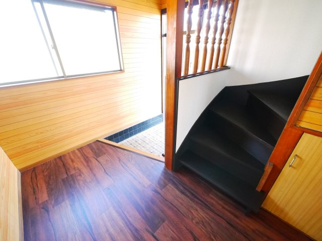 八街市八街ろ　中古戸建の玄関|内外リフォーム済み令和7年6月  ユニットバス リビング約15.2帖 車庫1台高さ制限1.6m以下