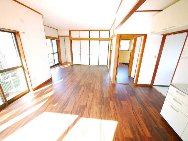 八街市八街ろ　中古戸建の居間・リビング|内外リフォーム済み令和7年6月  ユニットバス リビング約15.2帖 車庫1台高さ制限1.6m以下