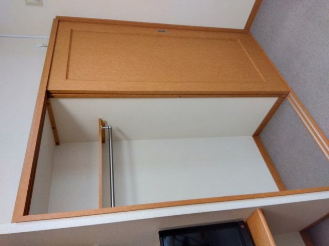 レオパレスダイヤハウスⅡの内装|ハンガーポール付き