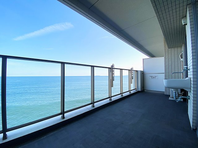 レーヴェンリゾシアヴェスティブルーのバルコニー|波の音と海風を感じられる広めのバルコニー