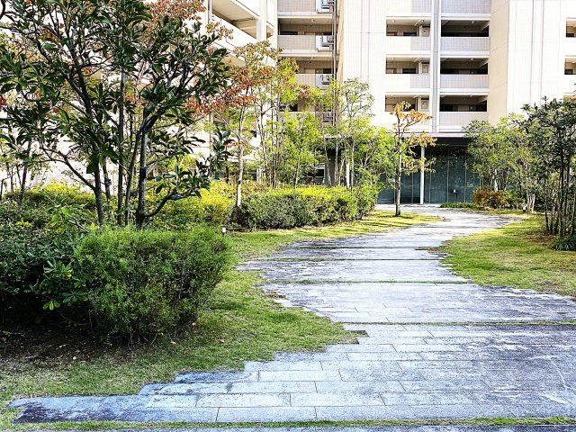 レーヴェンリゾシアヴェスティブルーのその他共用部分|エントランスへと続く遊歩道