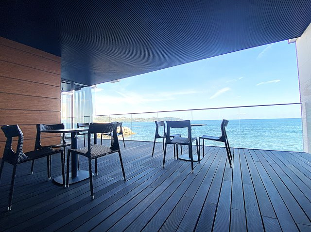 レーヴェンリゾシアヴェスティブルーのロビー|眺望良好な室外ラウンジ