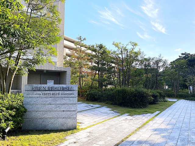 レーヴェンリゾシアヴェスティブルー|遊歩道を通じて建物へ