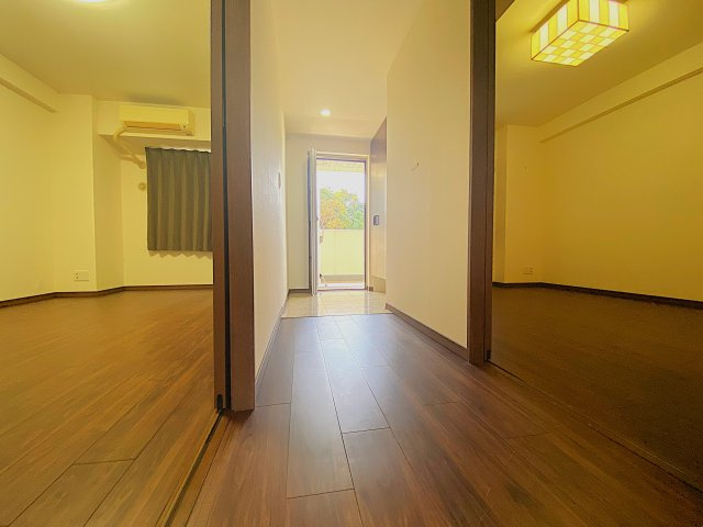 レーヴェンリゾシアヴェスティブルーの玄関|玄関に立って左右に洋室