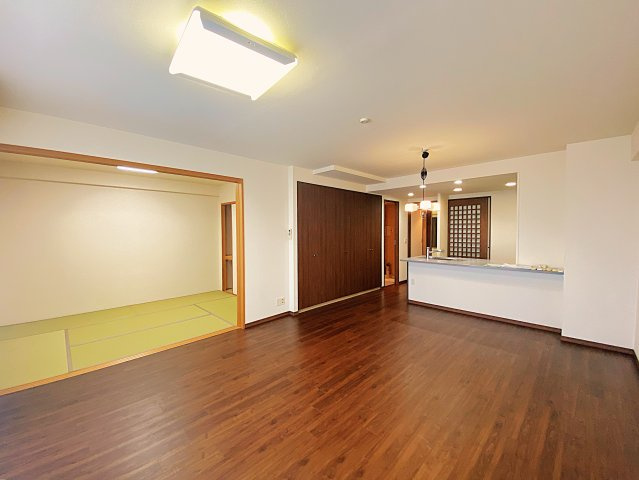 レーヴェンリゾシアヴェスティブルーの居間・リビング|広々としたリビングダイニング