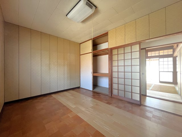 西宮浦町貸家の居間・リビング