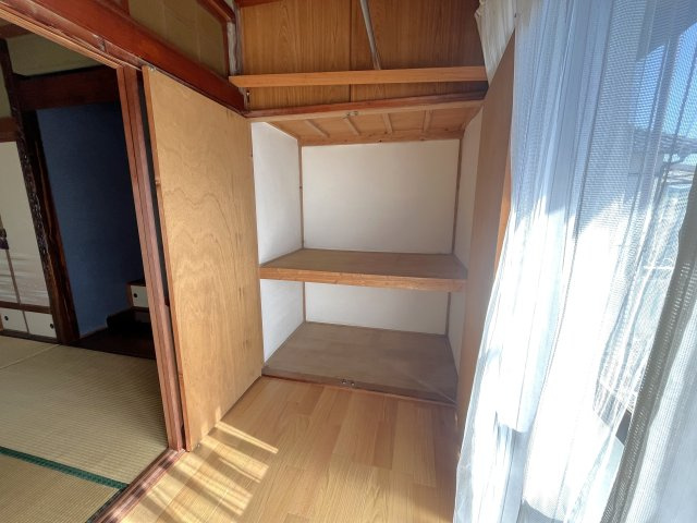 西宮浦町貸家の収納