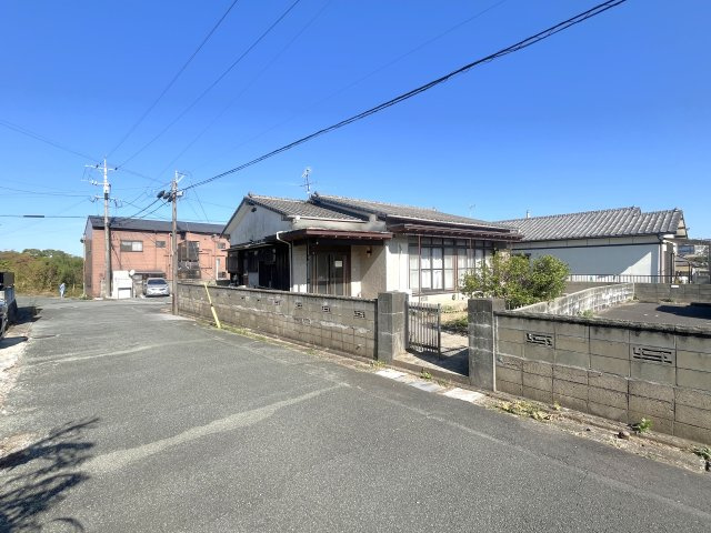 西宮浦町貸家の駐車場