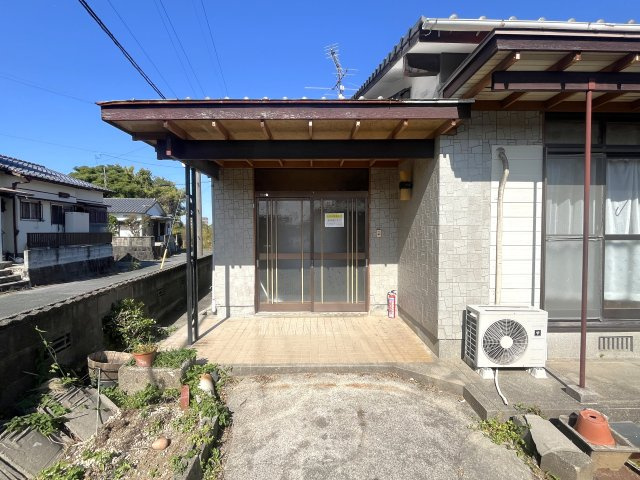 西宮浦町貸家のエントランス