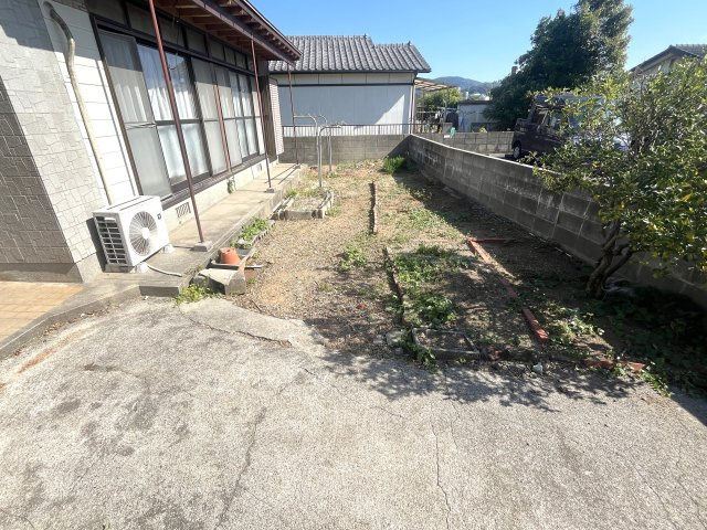 西宮浦町貸家の庭