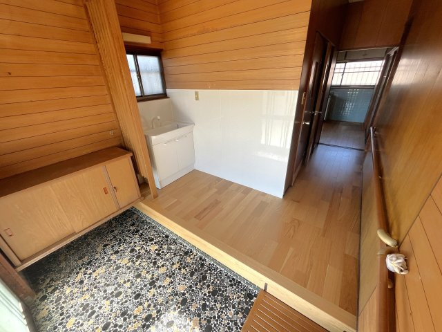 西宮浦町貸家の玄関