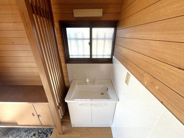 西宮浦町貸家の独立洗面台