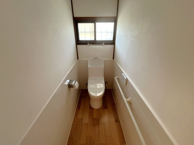 西宮浦町貸家のトイレ