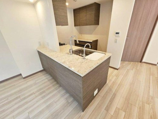 ワコーレ芦屋レフィーナのキッチン|上部吊戸棚、背面にも収納スペースがございます