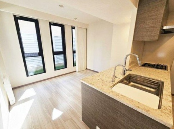 ワコーレ芦屋レフィーナの居間・リビング|明るいダイニングスペース