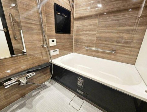 ワコーレ芦屋レフィーナの浴室|ミストサウナ付き浴室乾燥機、換気のできる窓があります