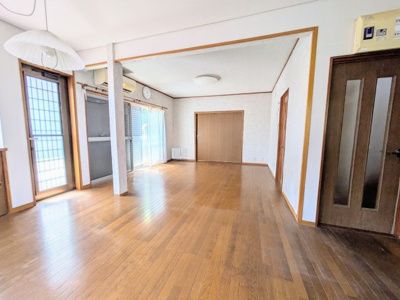 【居間・リビング】 | 比企郡鳩山町松ヶ丘三丁目　【中古戸建】
