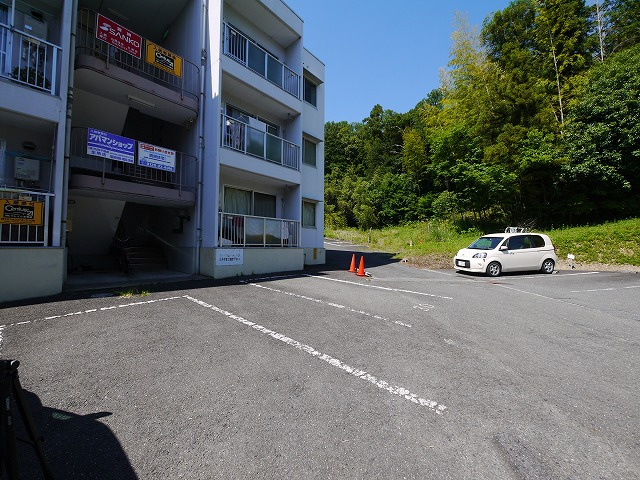 ハイライフ東生駒の駐車場|駐車スペースもあります