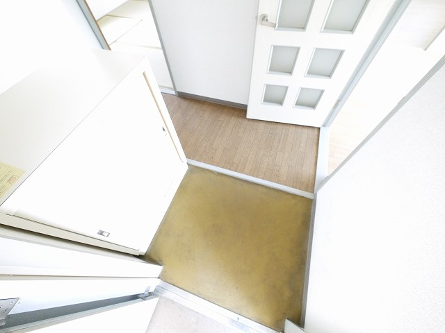 ハイライフ東生駒の玄関|収納もある玄関です