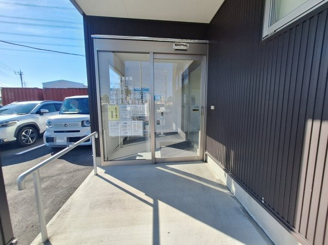 高崎市下小塙町売店舗の玄関