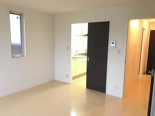 岡山市北区舟橋町のアパートの居間・リビング