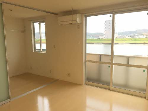 岡山市北区舟橋町のアパートの居間・リビング