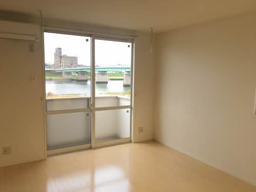 岡山市北区舟橋町のアパートの居間・リビング