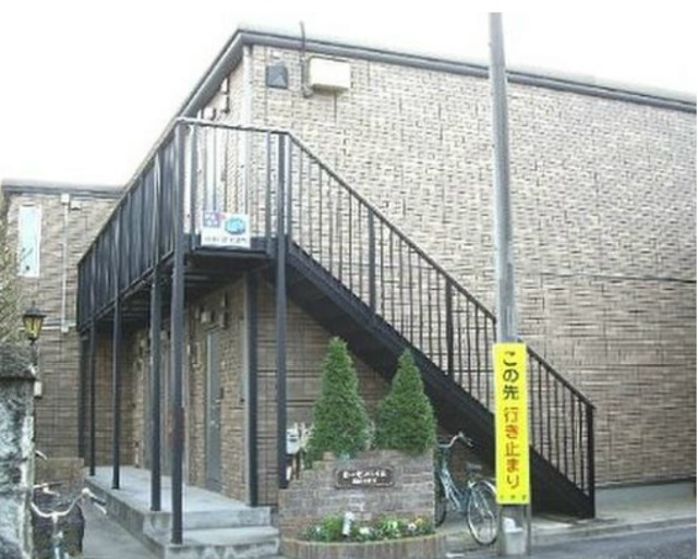 中野区本町５丁目のアパートのエントランス