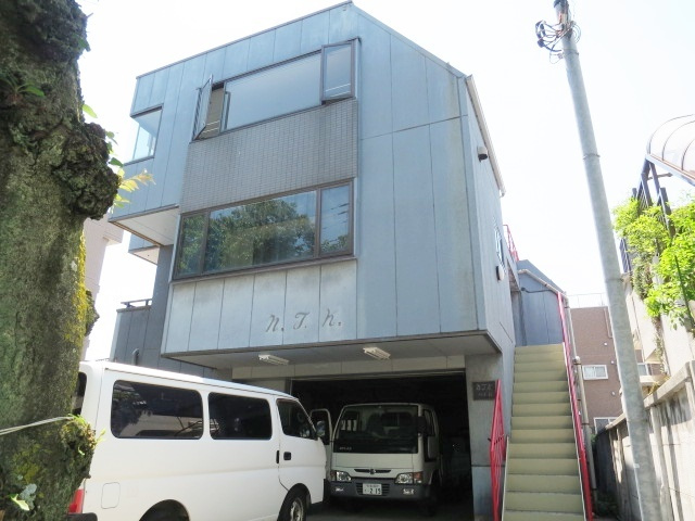 サクラビルのエントランス|こちらからお上がり下さい☆