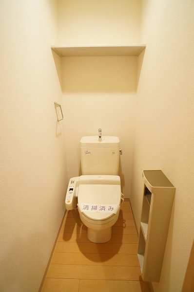 Cube　Ｂのトイレ|温水洗浄便座♪上部に収納棚有り
