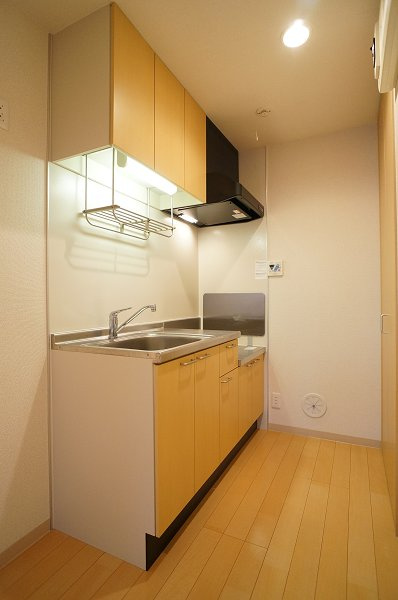 Cube　Ｂのキッチン|キッチンに吊戸棚もあり収納豊富♪2口ガスコンロ設置可