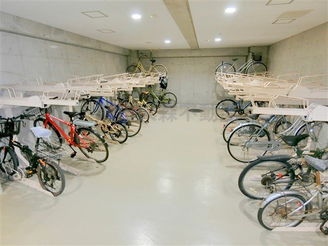 プラウドフラット蒲田Ⅱのその他共用部分|屋根付きラック式の駐輪場　