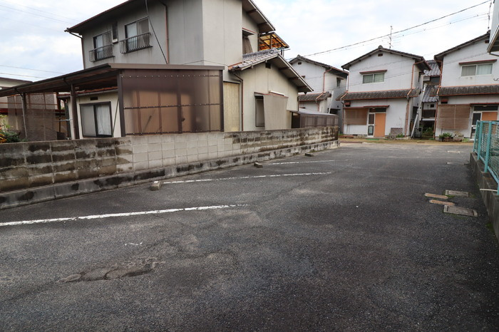プレジール山河の駐車場