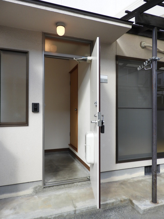 ファミーユロータスの玄関