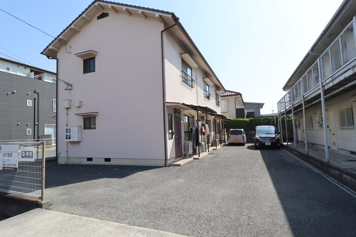 ファミーユロータスの駐車場