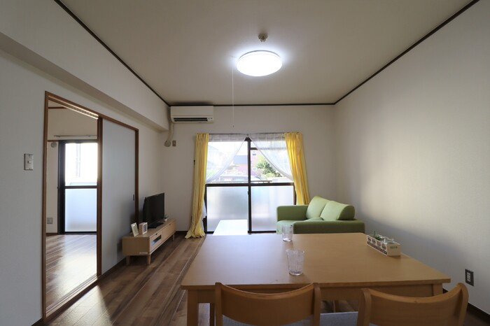 リバーサイド久米の居間・リビング