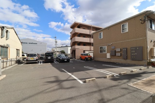 ルピナス高柳東町３の駐車場