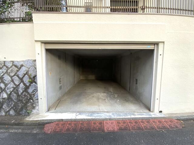 多摩市桜ヶ丘３丁目の中古一戸建の駐車場|ビルトインガレージ 