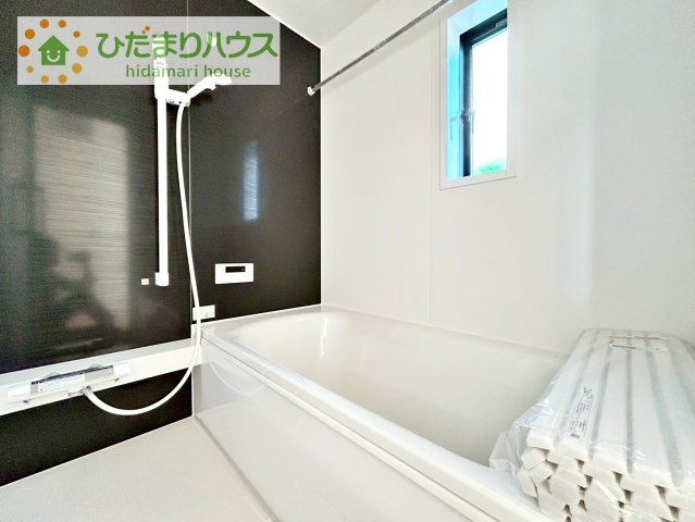 【浴室】 | つくば市大曽根第1　新築戸建　3号棟 | 何歳まで一緒に入ってくれるだろうか・・・。
広いお風呂は、お子様と一緒に入るバスタイムがより楽しくなります。