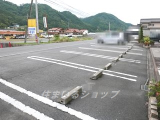 安芸高田市吉田町国司のアパートの駐車場