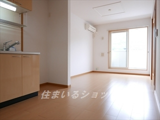 安芸高田市吉田町国司のアパートの居間・リビング