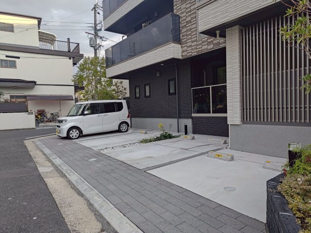 シャーメゾン若園の駐車場