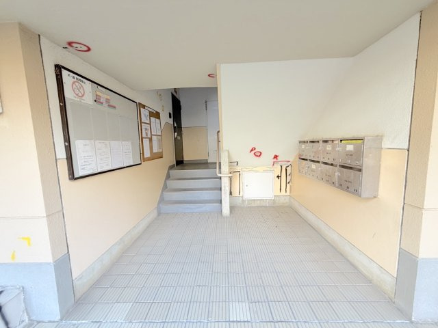 奈多団地24号棟のエントランス