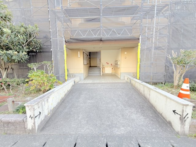 奈多団地24号棟のエントランス