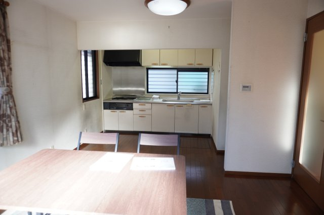 越谷市大字弥十郎 中古戸建の居間・リビング